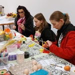 Kobiety przy stole  malujące jajka