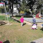 Dzieci sprzątające plac zabaw