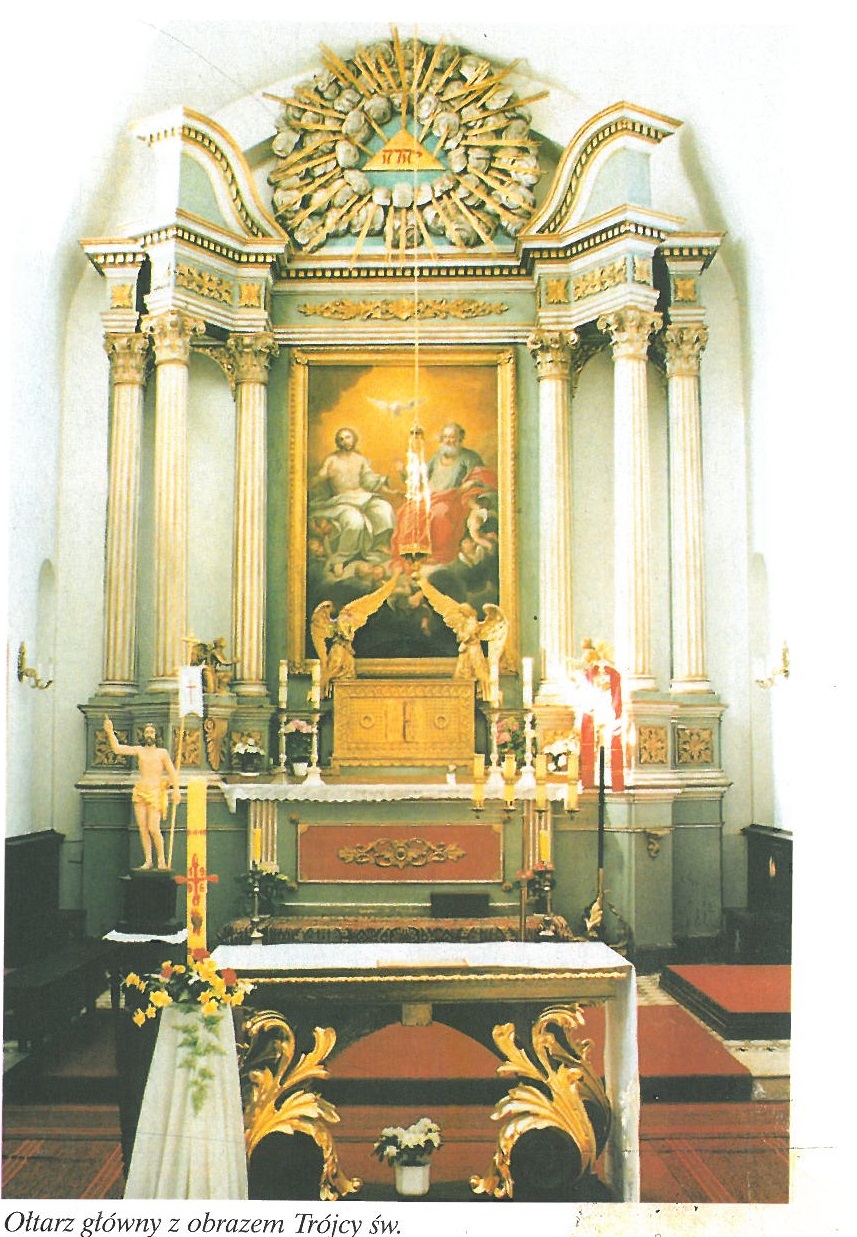 Oltarz glowny z obrazem Trojcy Swietej