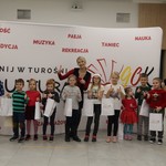 Pamiątkowe zdjęcie najmłodszych tancerzy wraz z Instrutorką i Dyerktorem GOK-u.