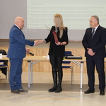 Wójt gminy gratuluje Sylwii Kowalewicz - przewodniczącej KGW Zdolne Babki wyróżnienia za działalność społeczną.