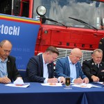Podpisanie umów i przekazanie symbolicznych czeków na realizację zadań z zakresu ochrony przeciwpożarowej.
